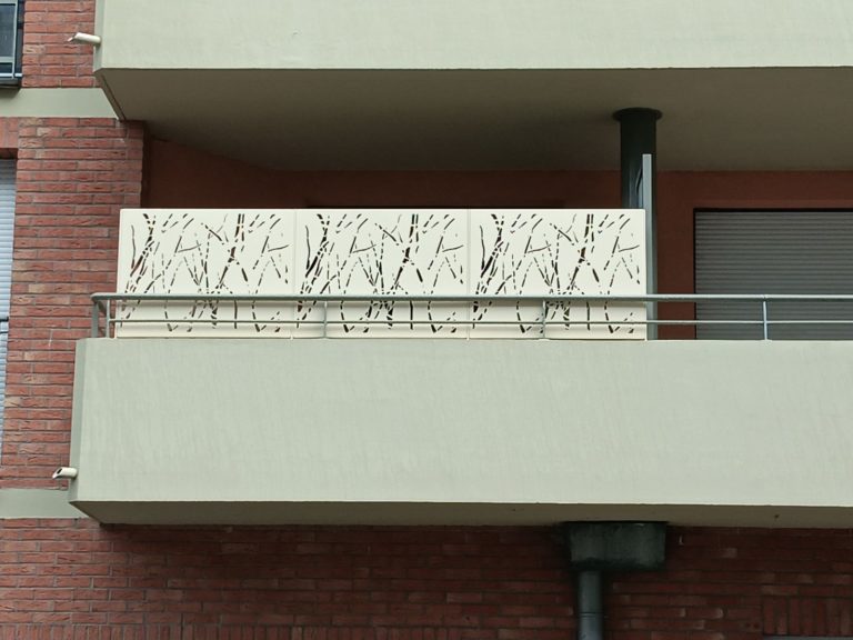 Pose d'une clôture sur un balcon